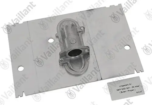 Vaillant Komponente, bestehend aus einem metallenen Verteilerrohr auf einer Montageplatte mit mehreren Bohrlöchern zur Befestigung.